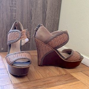 House of Harlow 1960 platforms